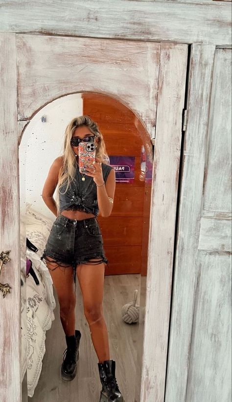 outfits black Summer Rock Concert Outfit Ideas, Summer Rock Concert Outfit, Rock Festival Outfit, Concert Outfit Rock, Basic Girl Outfit, Techno Outfit, Concert Ideas, Summer Grunge, Concert Dresses