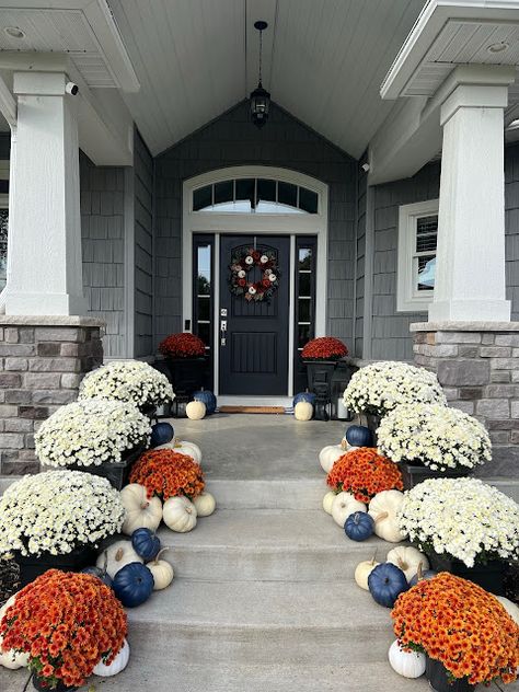 Decorating With Mums Front Porches, Porch Fall Decor, Fall Landscaping, Fall Porch Decor, Fall Mums, Garden Tattoo, Porch Pumpkins, Fall Front Porch Decor, Aesthetic Home Decor