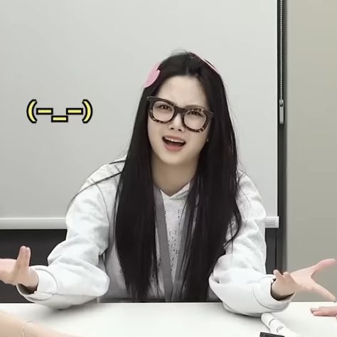 Le Sserafim Funny Face, Cute Le Sserafim, Eunchae Funny, Le Sserafim Reaction, Le Sserafim Funny, Smile Potato, Eunchae Lesserafim, Le Sserafim Eunchae, Eun Chae