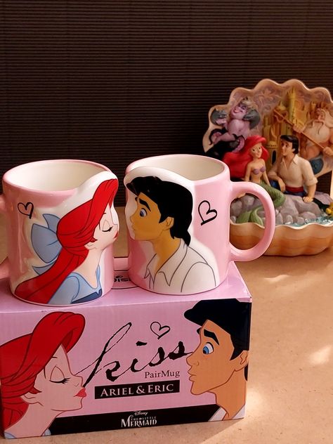 Coffee Designs Art, Disney Dishes, Girl Apartment Decor, ليلو وستيتش, Disney Room Decor, Disney Coffee Mugs, Classy Halloween Costumes, Disney Cups, Strawberry Decorations