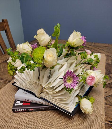 Book Themed Party Decorations, Book Centerpieces, Book Themed Party, Creative Flower Arrangements, Diy Home Decor Ideas, Bedroom Crafts, Womens Ministry, Flower Arrangements Diy, In Front Of House