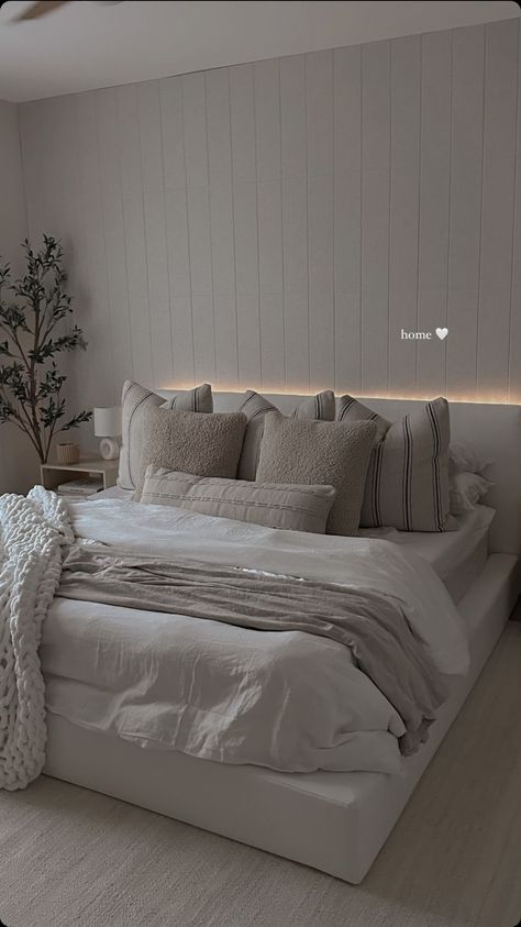 Aesthetic Clean Apartment, Cream Bedrooms Ideas Inspiration, Flat Sheet On Bed, Bedroom Makeover Aesthetic, Aesthetic Bed Ideas Cozy, Bedroom Ideas Beige Walls, Clean Bed Aesthetic, White Bedframe Ideas Modern, Beige Bedroom Ideas Modern