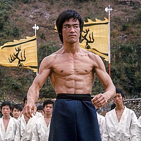 Bruce Lee had the perfect body 😍❤️in  his shot from Enter the Dragon he looked extremely ripped 🔥📸🐲🐉😁😃😊😄 👍🏻🙌👏👊🏻 #jeetkunedo #master… Bruce Lee Body, Ben Bruce, Bruce Lee Pictures, Bruce Lee Art, Bruce Lee Martial Arts, Martial Arts Instructor, Bruce Lee Quotes, Bruce Lee Photos, Jeet Kune Do