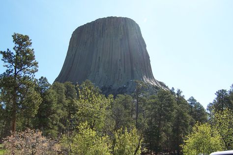 Devil's Tower off Interstate 90 in Wyoming Wyoming Devils Tower, Moving To Cheyenne Wyoming, Western Road Trip U.s. States, Wind River Range Wyoming Backpacking, Wyoming Sunset, Devils Tower, Cross Country Trip, Wyoming Travel, Vacation Memories