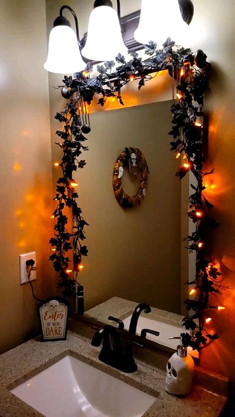 Halloween Decorations Apartment, Fall Apartment Decor, Halloween Bedroom Decor, Halloween Decor Diy, Halloween Bathroom, Halloween Bedroom, Casa Halloween, Homemade Halloween Decorations, Halloween Room Decor