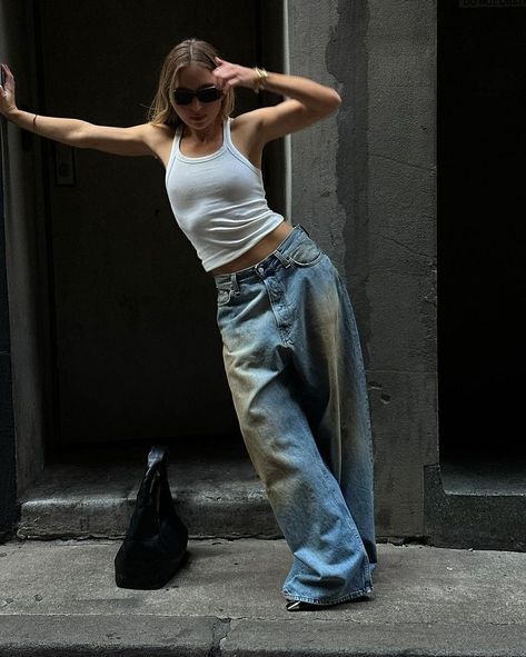 Denim Jeans Outfit Ideas, Paris Shoot, Dirty Jeans, Festival Outfit Inspo, Denim Jeans Outfit, Summer Mood Board, Studio Poses, Jeans Outfit Ideas, Summer Mood