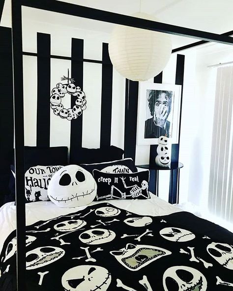 Skull_addicts 💀🦇 в Instagram: «Tag someone🖤💀Via @timburton_art Photo by @mama_and_minnie . . . . . . . . . . . #alt #gothic #gothgirl #alternativegirl #dark #witchy…» Tim Burton Themed Room, Jack Skellington Bedroom, Jack Skellington Room, Tim Burton Bedroom, Tim Burton Room, Nightmare Before Christmas Room, Nightmare Before Christmas Bedroom, Tim Burton Decor, Halloween Themed Bedroom