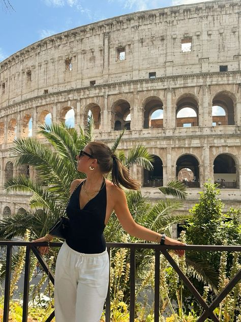 Posing In Italy, Colosseum Poses, Sightseeing Photo Ideas, Rome Inspo Pics, Colosseum Photo Ideas, Roma Photo Ideas, Rome Aesthetic Outfit, Europe Instagram Pictures, Rome Outfit Ideas