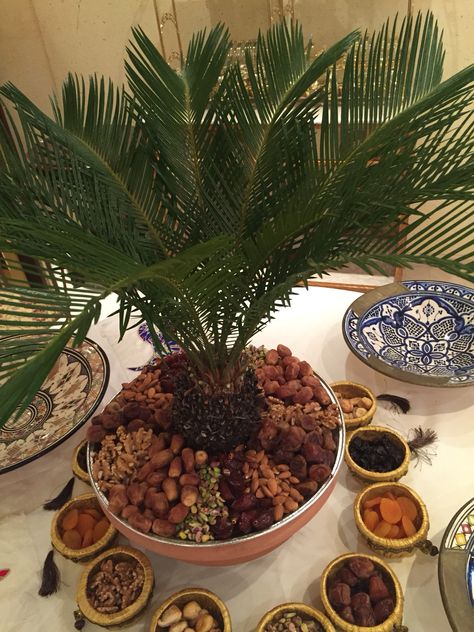 Saudi National Day Decoration Ideas, Dates Decoration Ramadan, Fruit Palm Tree Display, Ramadan Dates Platter, Ramadan Tree, Decorated Dates Ramadan, Date Trees Palms, Client Gift Baskets, Date Recipes Desserts