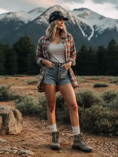 15 Camping Outfit Ideas That Are Both Stylish and Practical 9 Thermal Outfit, Camping Outfits For Women Summer, Cute Camping Outfits, Cabin Outfit, Outdoorsy Outfits, Wander Outfit, Camping Outfits For Women, Cute Hiking Outfit, Outdoorsy Style