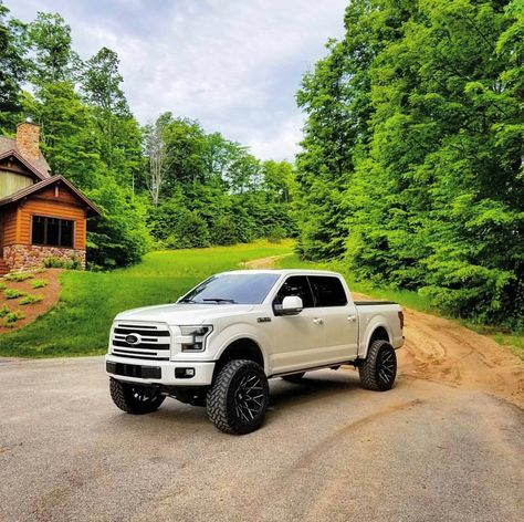 White lifted 2016 f150 clean, woods, perfect, cabin Ford F150 Lifted, F150 Platinum, Lifted Tundra, Truck Accessories Ford, Ford Trucks F150, Trucks Lifted Diesel, Ford Ranger Truck, Lifted Ford, Lifted Jeep