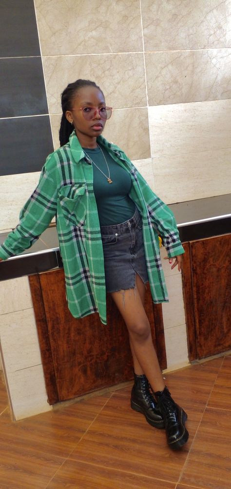 Flannel And Dress Outfit, Flannel Outfits Black Women, Women Flannel Outfit, Flannel Shirt Ideas, How To Style Flannel Shirt, Yellow Flannel Outfit, How To Style Flannel, Outfit Ideas Flannel, Women Flannel Shirt