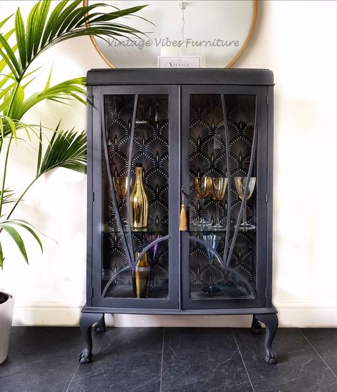 This versatile Art Deco cabinet has many uses. It would look lovely with towels and perfumes as much as gin and vodka. Ideal for Christmas drinks. Glass Cabinet Display, Gin Cabinet, Drink Cabinet, Gold Art Deco Pattern, Cabinet Art, Upcycled Furniture Before And After, Koti Diy, Cabinet Display, Motif Art Deco