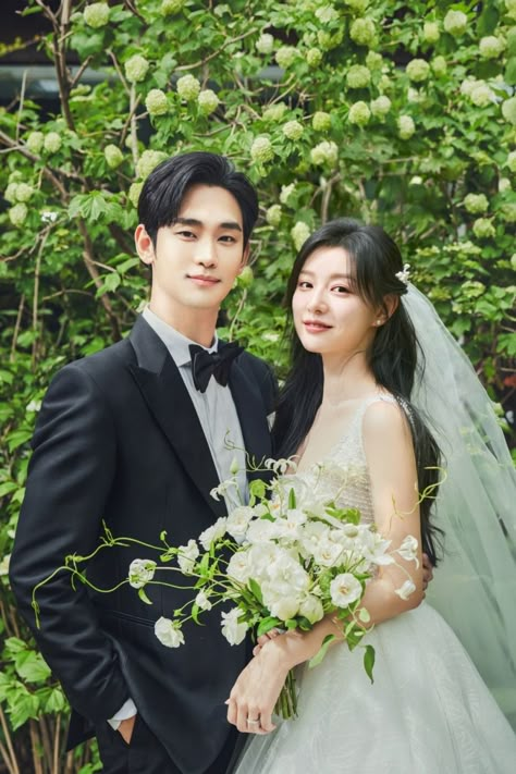 tvN unveils stunning wedding photos of Kim Soo Hyun and Kim Ji Won for the upcoming drama 'Queen of Tears' Kim Saeron, Oppa Gangnam Style, Stunning Wedding Photos, Thea Queen, Hyun Kim, Korean Wedding, Breathtaking Wedding, Soo Hyun, Kim Ji Won