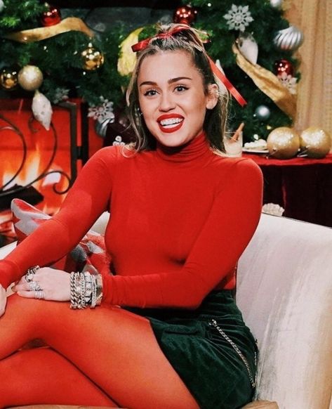 Miley Cyrus Brown Hair, Red Pantyhose, Colored Tights Outfit, Miley Cyrus Style, Red Tights, Liam Hemsworth, Hannah Montana, Alternative Outfits, Disney Channel