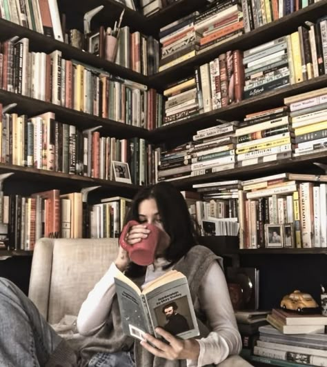 Library Girl, Library Aesthetic, Chaotic Academia, Reading Aesthetic, Dark Academia Aesthetic, Girl Reading, Reading A Book, Coffee And Books, Academia Aesthetic