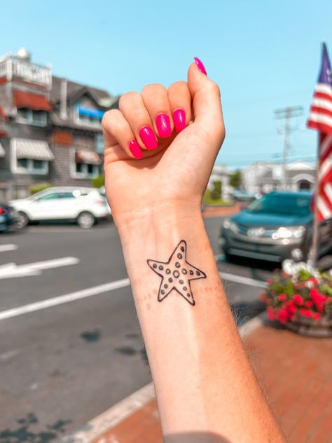 Here is some beach henna!! #fashion #aesthetic #henna #hennaart #hennadesigns #preppy #vsco #summer #sun #ocean #vacation Beach Henna Tattoos Summer, Preppy Henna Designs, Henna Ocean Designs, Preppy Henna, Ocean Henna Designs, Summer Henna Ideas, Vacation Henna, Preppy Tattoo, Beachy Henna