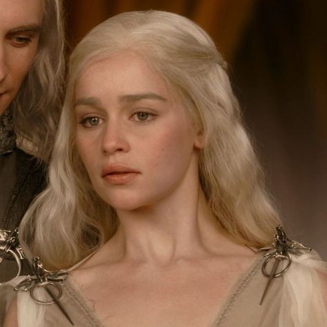 daenerys targaryen screencap & pfp ; game of thrones - season 1, episode 1 'winter is coming' Daenerys Season 1, Daenerys Targaryen Icons, Sophia Vergara, Game Of Throne Daenerys, Alt Girls, Street Marketing, Game Of Thrones Houses, Mother Of Dragons, Emilia Clarke