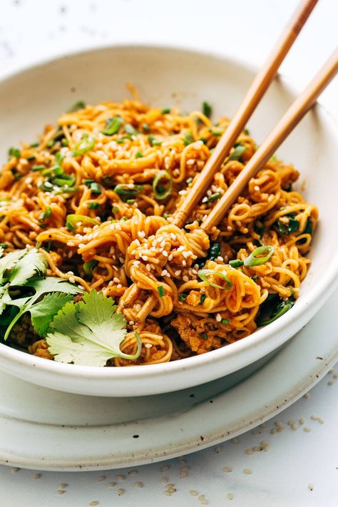 Spicy, peanutty, noodley bit of super easy comfort food coming your way! These gochujang noodles require just a handful of pantry ingredients - like ramen noodles, peanut butter, sesame oil, soy sauce, and more - and come together in just 20 mins. Weeknight win! #noodles #gochujang #weeknightdinner Recipes With Gochujang, Gochujang Noodles, Noodles With Chicken, Pinch Of Yum, Noodles Lover, Pantry Ingredients, Chicken Noodle Recipes, Easy Comfort Food, Family Meal