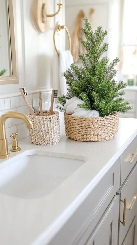 Simple Christmas Bathroom, Christmas Powder Room, Kitchens Small Spaces, Stuffing A Turkey, Decorating A Small Bathroom, Christmas Decor Bathroom, Simple Christmas Decor Ideas, Bathroom Christmas Decor, Holiday Bathroom Decor