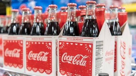 If you've ever noticed some differences between Mexican and American Coke, you're not crazy. The reason these sodas differ so much in taste may surprise you. Mexican Coke, Coke Recipes, The Untold Truth, Fountain Drink, Food Wishes, Caffeine Content, Fizzy Drink, Soda Fountain, Types Of Packaging