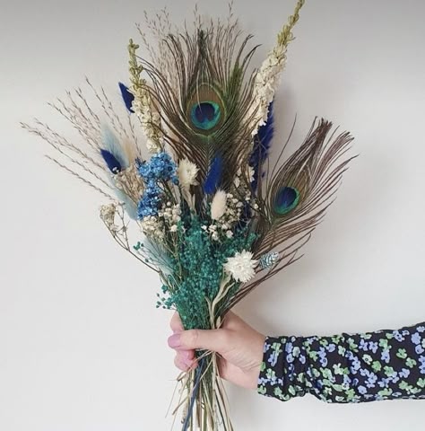 Prussian Blue Wedding, Peacock Flower Arrangement, Feather Art Projects, Peacock Feather Decor, Pine Cone Flower Wreath, Peacock Feather Art, Peacock Wreath, Feather Bouquet, Floral Art Arrangements