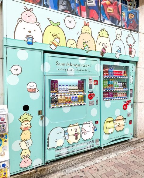 🌸🎀 Spotted this Sumikko Gurashi vending machine in Ueno! 🦕 Would love to get refreshments from these cuties! 😍🧃⁠ #sumikkogurashi #sanx #sumikkogurashilovers Vending Machine Store, Kawaii Vending Machine, Vending Machine Aesthetic, Cute Vending Machine, Japan Vending Machine, Japanese Vending Machines, Vending Machines In Japan, Vending Machine Design, Asian Store