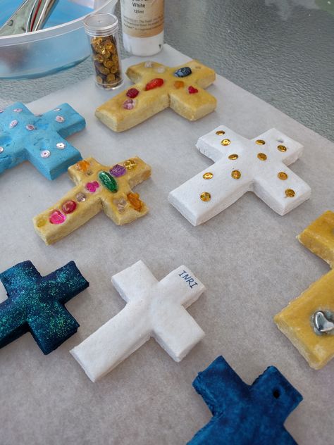 Sign Of The Cross Craft For Kids, Cross Craft Preschool, Crucifixion Of Jesus Craft, Jesus Died On The Cross Craft, Cross Crafts For Kids, Exaltation Of The Holy Cross, Good Friday Crafts, Palm Sunday Decorations, Palm Sunday Crafts