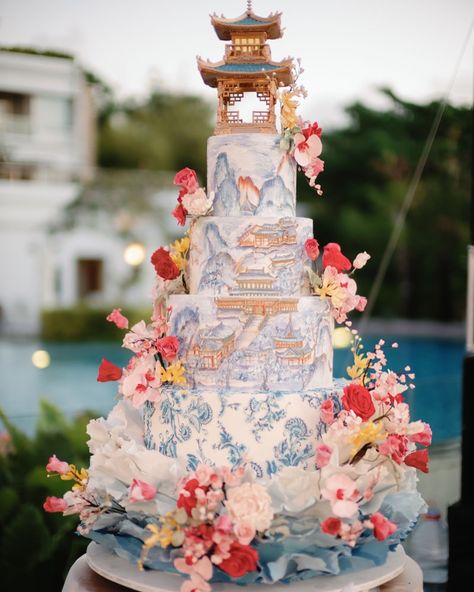 LeNovelle Cake | Not only that this wedding cake is created exquisitely but it also tells the couple’s wonderful journey together. With a personalized… | Instagram Anime Wedding Cake, Chinese Wedding Cake, Cuban Wedding, Modern Chinese Wedding, Artist Wedding, Filipino Wedding, Anime Wedding, Chinese Wedding Dress, Couture Cakes