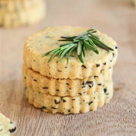 19 Savory Cookie Recipes for Your Next Cocktail Party - Brit + Co Spicy Crackers, Savoury Crackers, Potato Chip Cookies, Savory Oatmeal, Savoury Biscuits, Cranberry Cookies, Cheese Cookies, Savoury Baking, Cracker Recipes