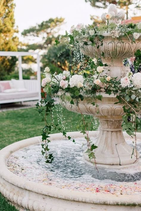 Flower Fountain Wedding, Wedding Interesting Ideas, Wedding Water Feature, Fountain With Flowers Wedding, Wedding Fountain Flowers, Fountain Decor Wedding, Water Fountain With Flowers, Fountain Wedding Ceremony, Flowers In Fountain Wedding