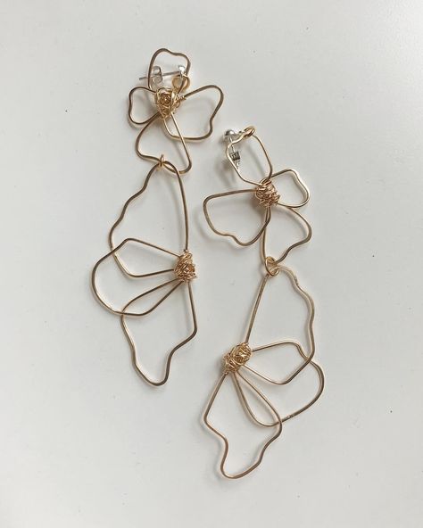 Matched Small Peonies✨ handcrafted with love in gold fill + sterling silver, to last you a lifetime ➰ #anitabjewelry Honey Jewelry, Diy Earrings Easy, Diy Wire Earrings, Edgy Earrings, Wire Jewellery, Diy Jewelry Projects, Beads Bracelet Design, Diy Wire Jewelry, Handmade Fashion Jewelry