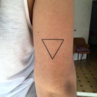 Le tatouage géométrique triangle Tattoo Triangle, Around Arm Tattoo, Pride Tattoo, Tattoo Water, Triangle Tattoos, Arm Tattoos For Women, Music Tattoos, Tattoo Idea, Something Else