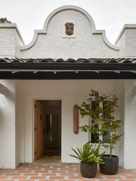 Spanish Mission-Style Home by Lande Architects | est living Spanish Mission Style, California Mission Style Homes, Front Mission, Spanish Colonial Windows, Spanish Mission Architecture, Spanish Mission Style Homes, Mission House, Mission Style Homes, Timber Door