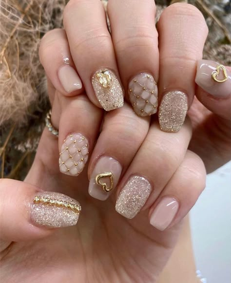 Nail Art Lebaran, Nail Extension Designs, Nail Art Wheel, Red Nail Art Designs, Bridal Nails Designs, Crazy Nail Designs, Bridal Trousseau, Engagement Nails, Bridal Nail