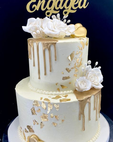 Cake Ideas 50th Birthday Women, White And Gold Two Tier Cake, Gold And White Cakes, Wedding Cake Designs Elegant Gold, Bday Cakes For Women Beautiful, White And Gold Cakes, Elegant Graduation Cakes, White And Golden Cake, Gold And White Birthday Cake