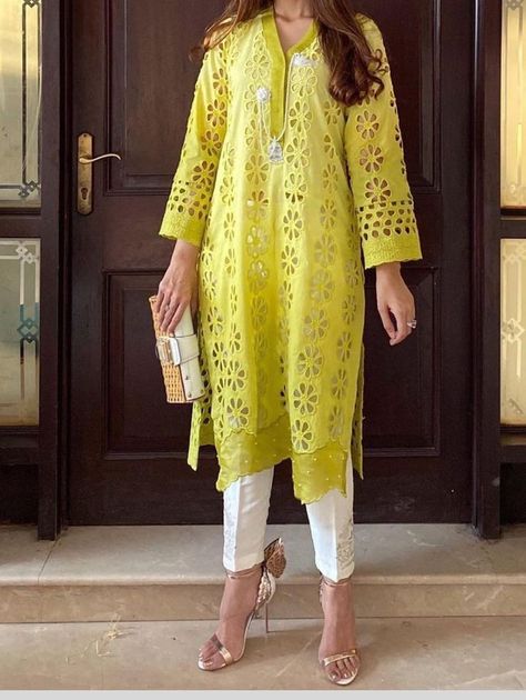 Chicken Work Dresses, Chicken Cord Set Design, Chicken Lace Kurti Designs, Kaprey Design, Chicken Suits Indian Designs, Chicken Suits Designs, Chikenkari Dress Ideas, Phulkari Design, Chicken Suit