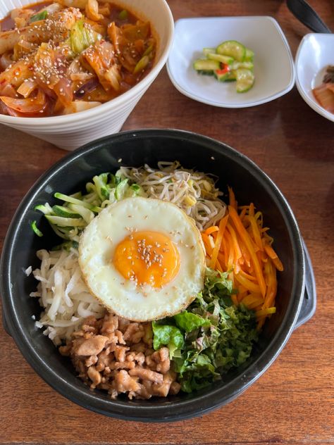 #koreanfood #bibimbap #aesthetic Lunch Korean Food, Korean Food Aesthetics, South Korea Seoul Aesthetic Food, Korean Lunch Food, Korean Food Aesthics, Korean Cuisine Aesthetic, South Korea Foods, Korea Lunch Food, Bimbimbop Recipe