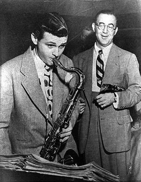 A young Stan Getz with Benny Goodman Saxophone Art, Michael Robinson, Benny Goodman, Jazz Saxophonist, Blues Musicians, Jazz Art, Jazz Artists, Alto Sax, Tenor Sax