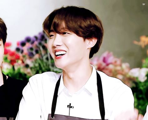 Jhope Cute Smile, J-hope Cute Gif, Jhope Laughing, Jhope Gif, Laughing Gif, J Hope Gif, Bts Kiss, Jungkook Gif, Smile Gif