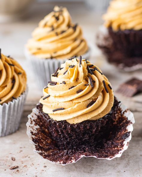 These beautiful and ultra fluffy chocolate cupcakes come together in just under a minute. These are perfect for your midnight snack marathon or just as a quick dessert for when you are running out of time. These microwave cupcakes are simple, super low effort and sooo delicious. It’s amazing how light and fluffy they are without even using an oven. Microwave Cupcake, Microwave Cake Recipe, Brownie Bites Recipe, Cake Mix Cupcakes, Microwave Dessert, Microwave Baking, Microwave Cake, Mango Dessert, Eggless Desserts