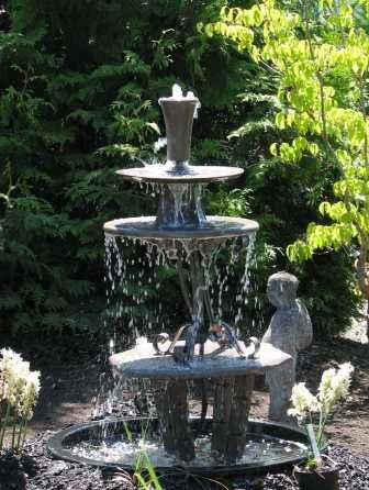 three tier fountain (not the same materials that we'll be using but maybe some good information anyway) Diy Solar Fountain, Fountain Ideas, Diy Water Feature, Taman Air, Diy Water Fountain, Outdoor Water Features, Garden Water Fountains, Diy Garden Fountains, Fountains Backyard