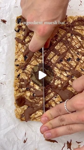 Clean Kweens | Dietitians on Instagram: "5 INGREDIENT MUESLI BARS: okayyyy we have been trying to nail a good muesli bar recipe for years and we’ve FINALLY done it! They’re chewy, easy, no-bake & don’t have 100 health food shop ingredients - that’s a win 🤣 save this goodie!!  INGREDIENTS: 2 cups rolled oats 1/2 cup cranberries 1/2 peanut butter 1/4 cup honey 2 rows of chocolate  METHOD: 1. Add oats, cranberries, PB & honey to a bowl. 2. Stir to combine & press into a lined tray. 3. Melt the chocolate & drizzle over the bars. 4. Freezer for ~2 hours to set, slice & enjoy!" Muesli Slice Recipe, Easy Muesli Recipe, Muesli Bar Recipe, Muesli Slice, Muesli Bars, Slices Recipes, Chocolate Drizzle, School Snacks, 3 Ingredients