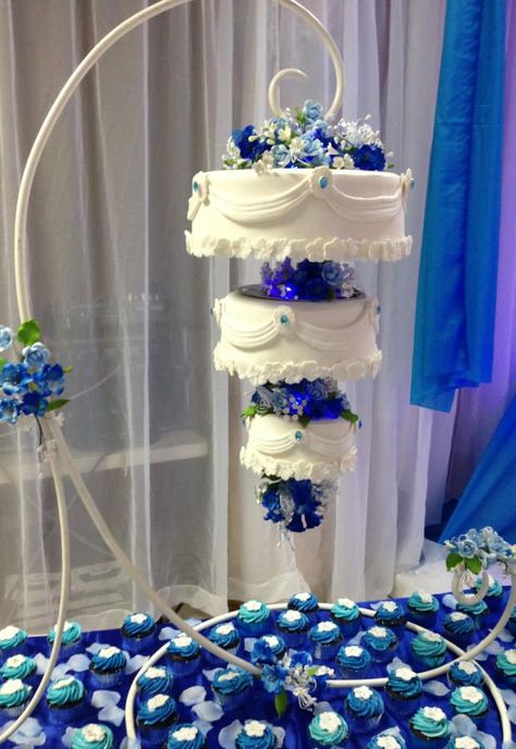 Hanging Cakes by MsTreatz - http://cakesdecor.com/cakes/281174-hanging-cakes Hanging Wedding Cake, Hanging Cake, Chandelier Cake, Wedding Cake Ideas, 2016 Wedding, Wedding Cakes Blue, Amazing Wedding Cakes, Wedding Cake Decorations, Unique Cakes