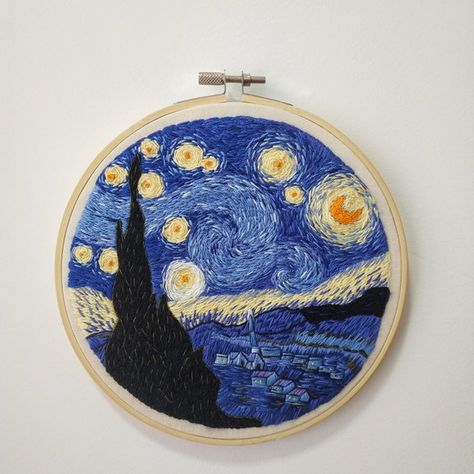 Bordado da obra Noite estrelada, do pintor impressionista Van Gogh.    Esse bordado foi realizado à mão, com mais de 30h de trabalho, com linha de algodão sobre tecido de algodão cru. Sua dimensão é de 16cm.    Temos um à pronta entrega, mas também trabalhamos sob encomenda.    Para maior durabilidade, recomendamos que cuide dele não expondo em ambientes com muita poeira e umidade.    Qualquer dúvida adicional ou em caso de encomenda personalizada estamos à disposição! <3 Vincent Van, Vincent Van Gogh, Van Gogh