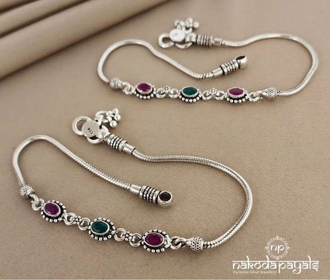 Antique Anklets Silver, Bridal Payal Silver, Chandi Payal Designs, Antique Silver Anklet, Payal Designs Silver, Trendy Silver Jewelry, Silver Anklets Designs, Silver Bracelet Designs, Neck Pieces Jewelry