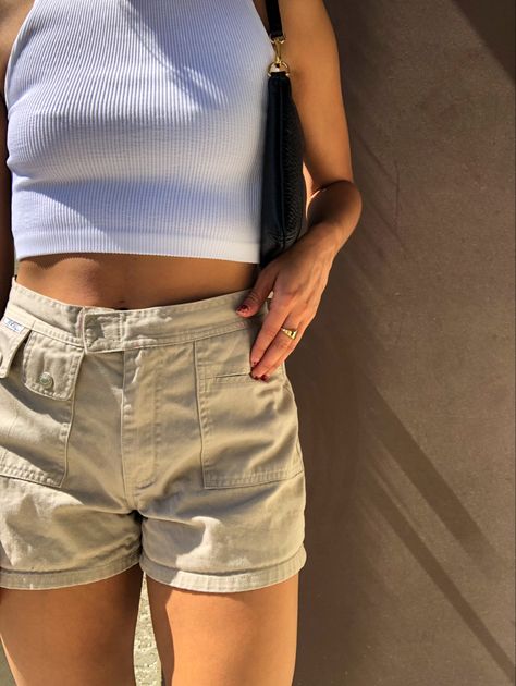 Beige Shorts Outfit Aesthetic, Khaki Shorts Outfit Aesthetic, Outfits With Khaki Shorts, Khaki Shorts Outfit Women, Beige Shorts Outfit, Cargo Shorts Outfits Women, Mini Shorts Outfit, Khaki Shorts Outfit, Neutrals Outfit