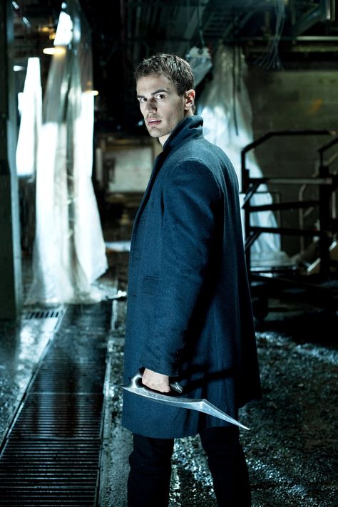 Theo James - Underworld: Awakening (The man should always play a vampire...I'm just sayin...) Theo James Underworld, Thoe James, Underworld Awakening, Underworld Movies, Real Vampires, Tobias Eaton, Divergent Trilogy, Michael Ealy, Divergent Series