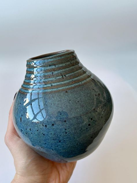 Diese einzigartige blaue Vase wurde aus Steingut auf einer Töpferscheibe in Brooklyn, NY gedreht. Sein vielseitiges Design ermöglicht es ihm, als Vase für frische oder getrocknete Blumen, als Schreibtischorganisator für Stifte und Werkzeuge oder einfach als dekoratives Akzentstück zu fungieren. Material: SteingutOberfläche: Hellblaue lebensmittelechte GlasurHandgefertigt: Jede Vase ist ein Unikat Haftungsausschluss: Jedes Stück ist ein echtes Unikat, mit geringfügigen Variationen und unvorhersehbaren Glasurmustern, die die Kunstfertigkeit des handgefertigten Prozesses unterstreichen. Diese unterschiedlichen Details machen Ihre Vase zu einer ganz besonderen Ergänzung für jeden Raum. Glaze Patterns, Blue Ceramic Vase, Hand Thrown Pottery, Blue Food, Keramik Vase, Pottery Wheel, Desk Organizer, Blue Ceramics, Hand Thrown