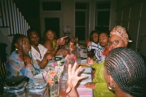 First Food & Friends dinner party that celebrated #friendship and #black culture through food and community IG: @thingsandfriends Friends Dinner Party, Friends Dinner, Friendship Photography, Soul Friend, Big Friends, Black Ballerina, Dinner Event, Girls Braids, Dinner With Friends